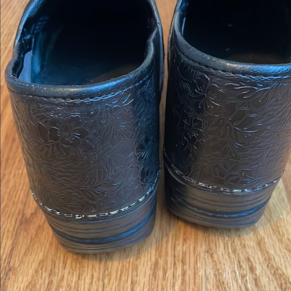 Dansko XP 2.0 Black Floral Tooled Leather Clogs Size 41 or 10.5 Women GUC - Picture 5 of 7